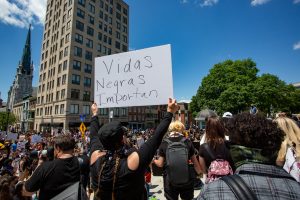 Protestors carrying sign that reads Vidas Negras Importan