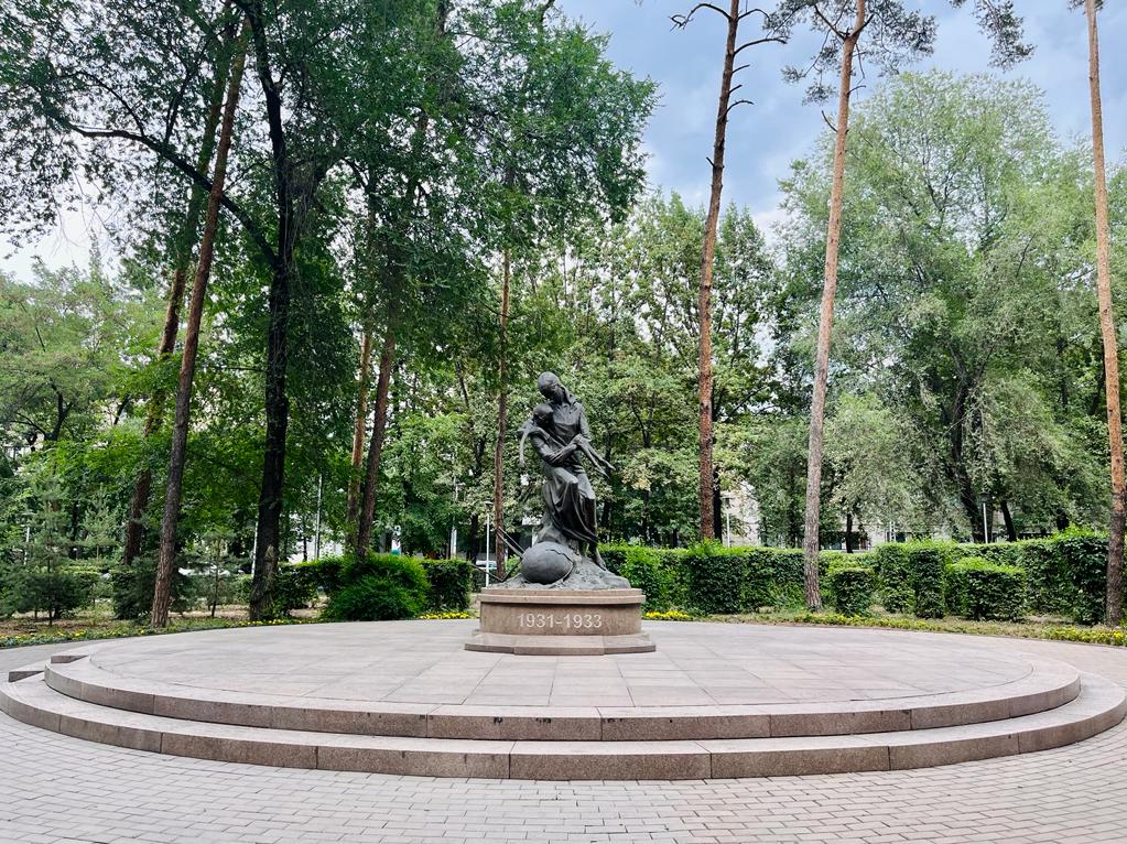 monument to the victims of the famine, a woman holding her child with the dates 1931-1933